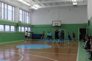 Чайковские полицейские и школьники сразились в баскетбол