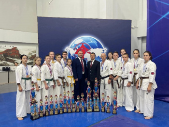 42 медали привезли с соревнований в Москве чайковские каратисты