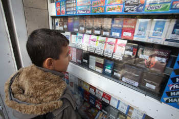 Повысились штрафы за продажу сигарет, вейпов и кальянов несовершеннолетним