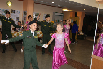 В Марковском в День танкиста провели кадетский бал