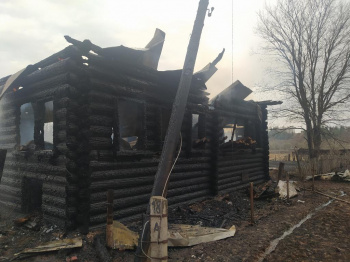 Огонь уничтожил жилой дом