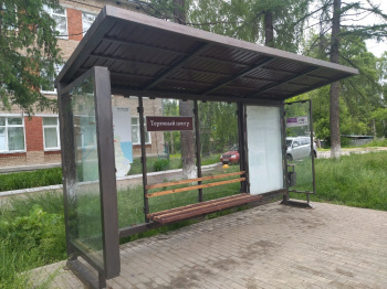 Скамейку на остановке по ул. Карла Маркса починили