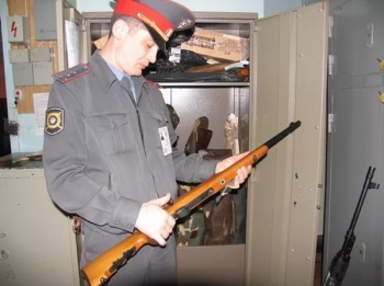 В Чайковском проверили владельцев оружия