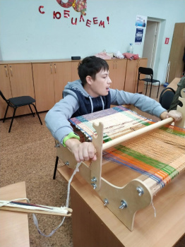В Чайковском люди с инвалидностью успешно осваивают ткачество